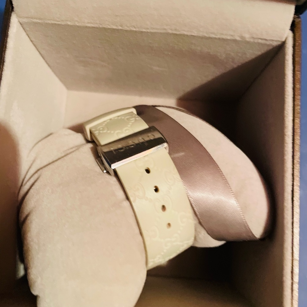 Gucci watch unisex digital watch used but in good condition - Picture 2 of 3
